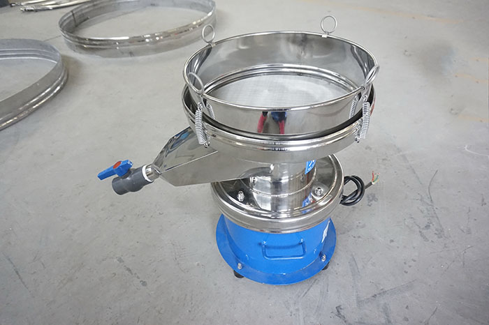 450過(guò)濾篩出料口處加裝閥門(mén)裝置,便于控制物料的出料量。