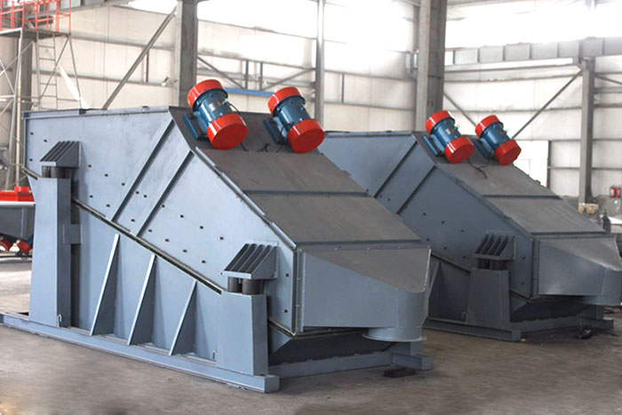 ZSG礦用振動(dòng)篩采用雙電機(jī)振動(dòng),電機(jī)位置安裝在頂部,便于更好的傳遞振動(dòng)力。